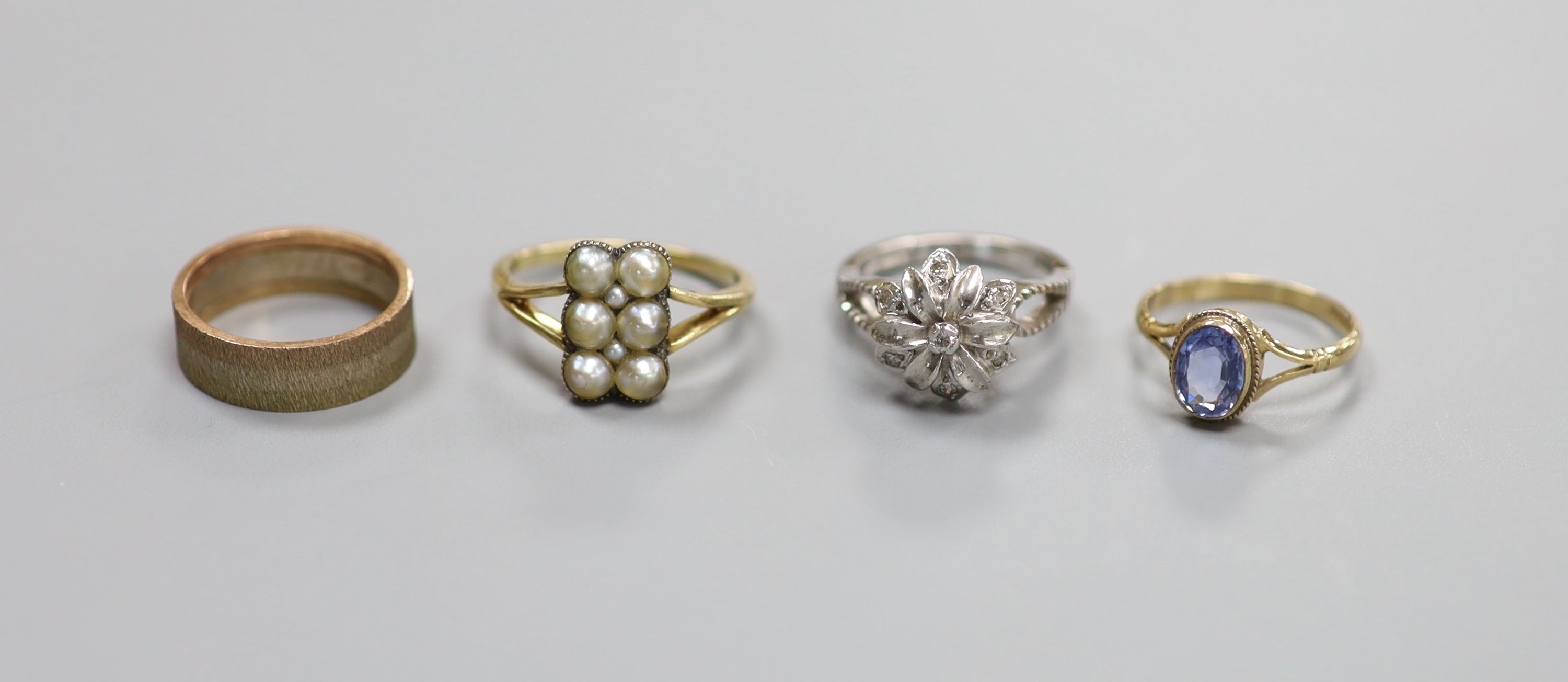 Two 9ct gold and gem set dress rings including white gold & diamond chip, a 9ct wedding band, gross 11 grams and a yellow metal and split pearl cluster ring, gross 4.4 grams.